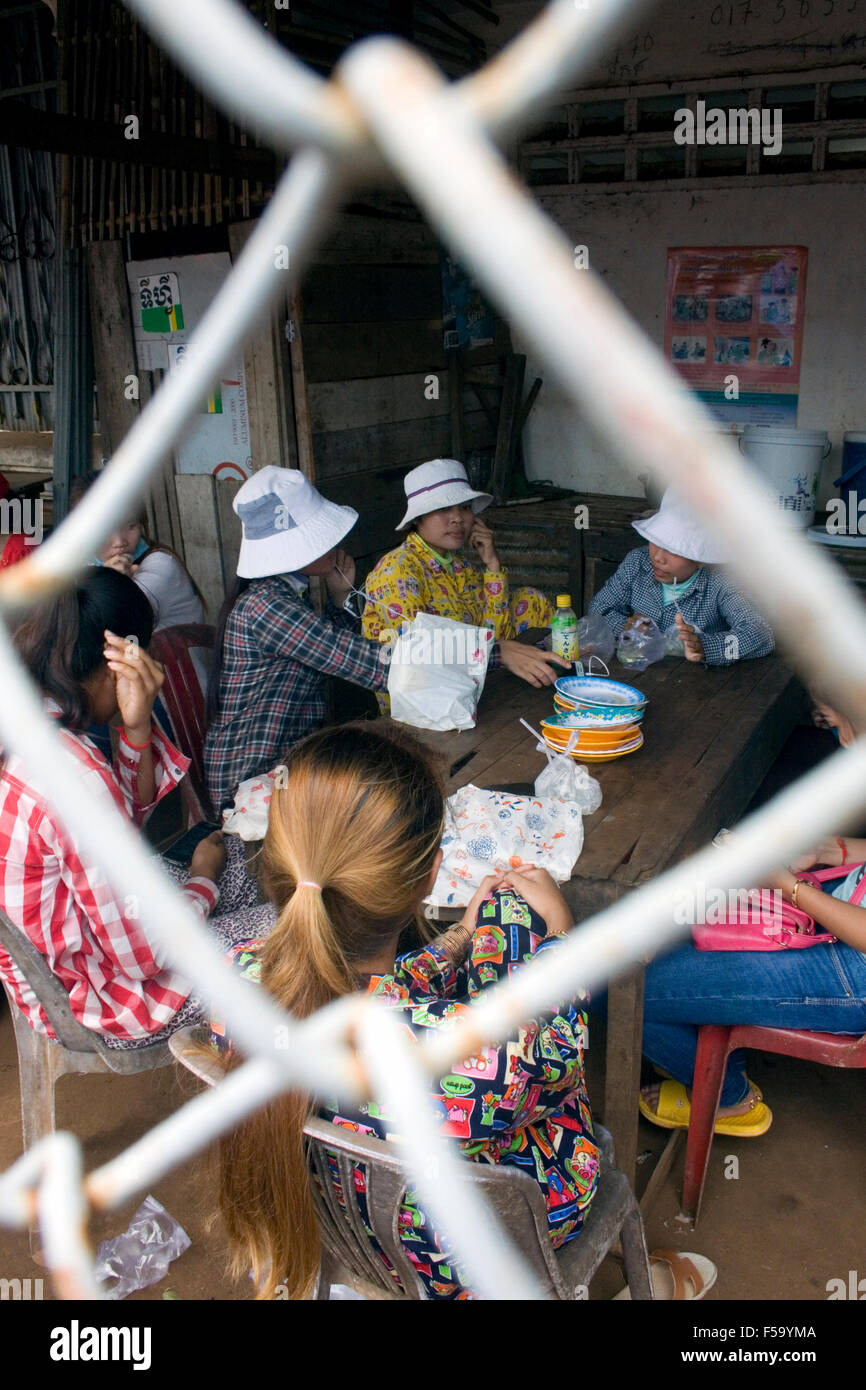 Eine Gruppe von weiblichen Kleidungsstück Fabrikarbeiter entspannen während einer Mittagspause in einer Kleiderfabrik in Ou Reang Ov Bezirk, Kambodscha. Stockfoto