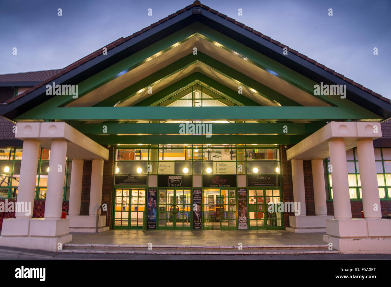 Nachtansicht der Eingang Hawth Theater Crawley West Sussex Stockfoto