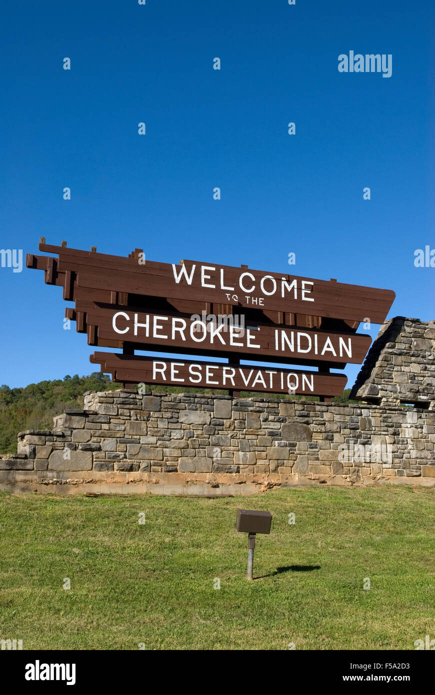 Cherokee Indian Reservation Willkommensschild am Eingang in North Carolina, USA. Stockfoto