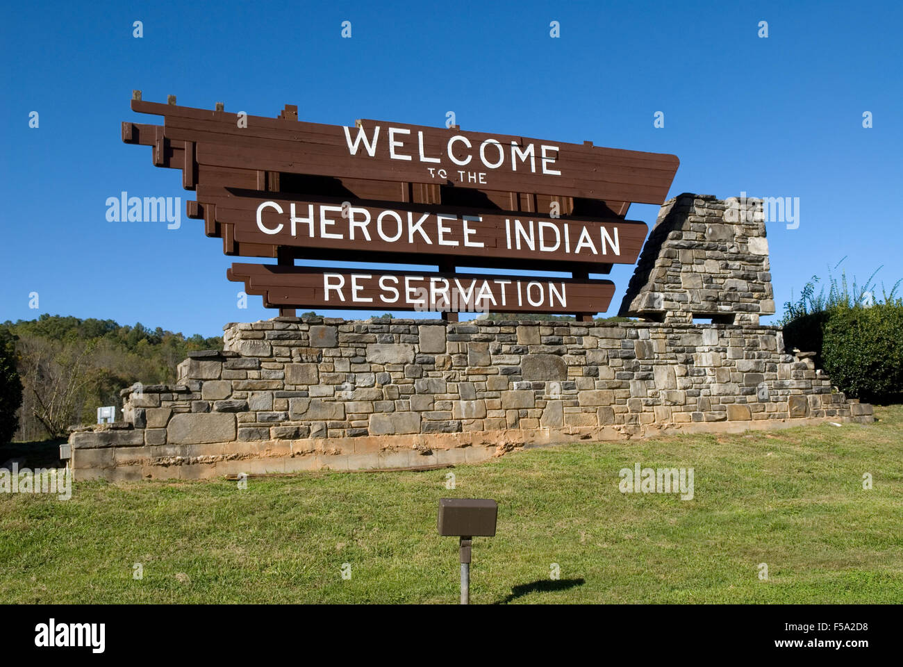 Cherokee Indian Reservation Willkommensschild an einem Straßenrand in North Carolina, USA. Stockfoto