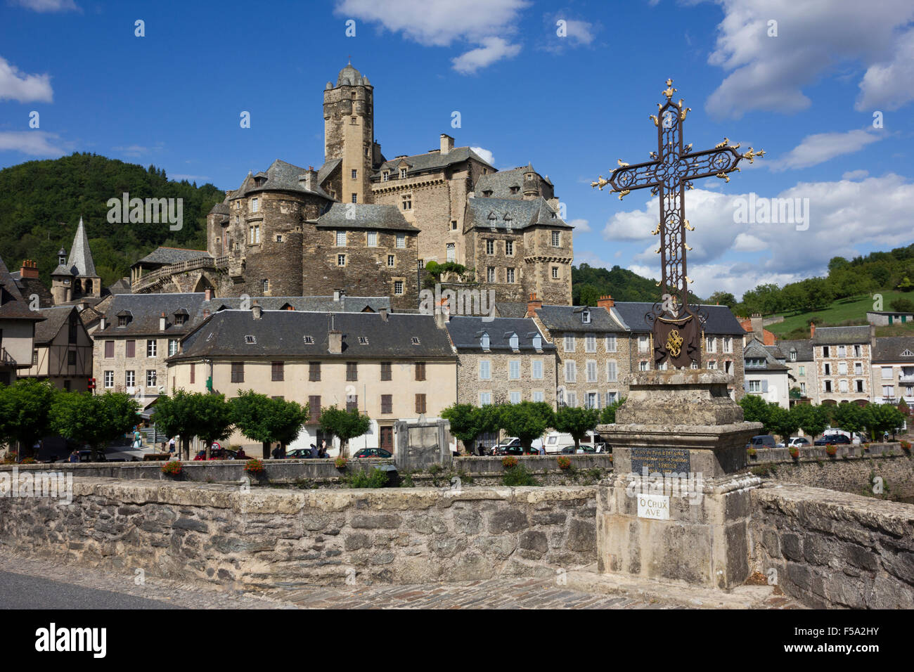 Die Burg von Estaing, gesehen von der Brücke Stockfoto