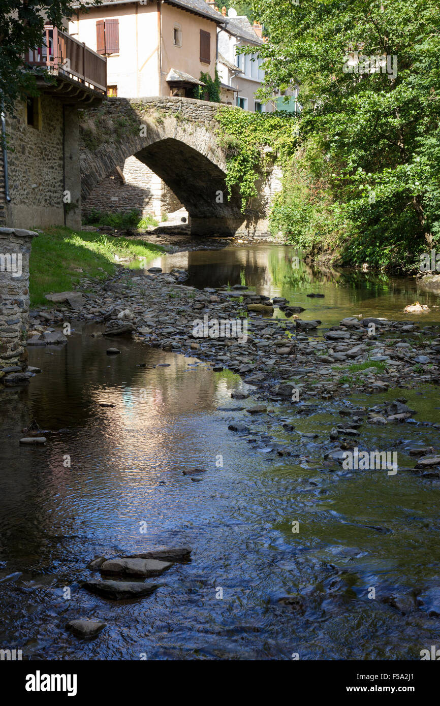 Fluss in Estaing mit alten Brücke Nebenfluss Stockfoto
