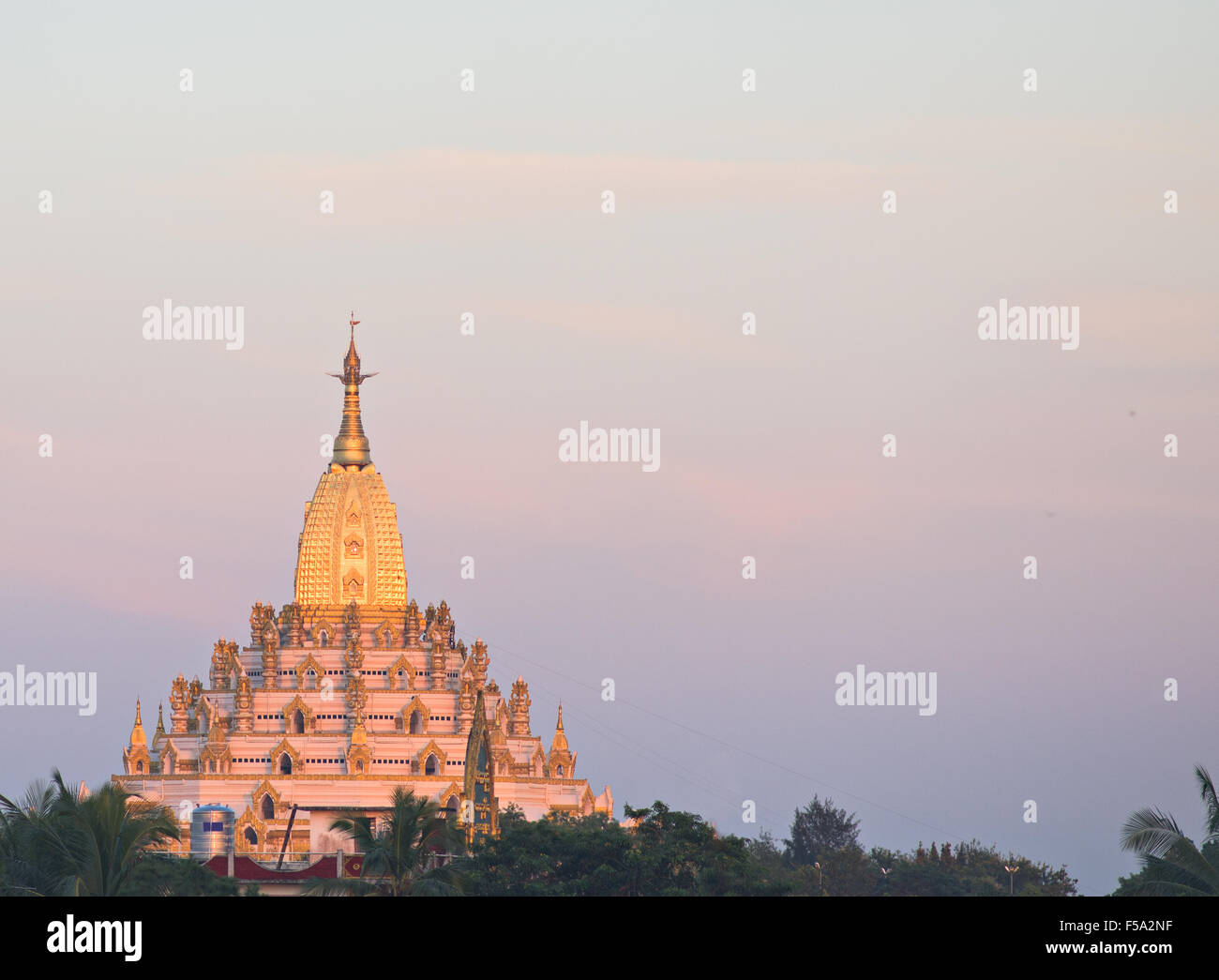 Die Swal Daw-Pagode in Yangon, Myanmar bei Sonnenuntergang. Stockfoto