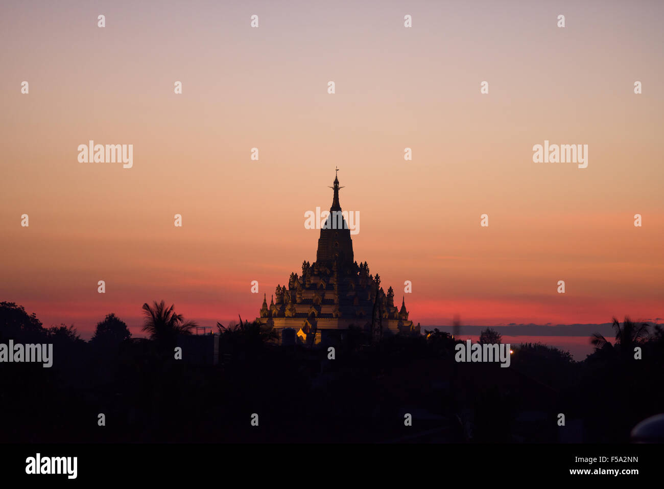 Silhouette der Swal Daw-Pagode in Yangon, Myanmar nach Sonnenuntergang. Stockfoto