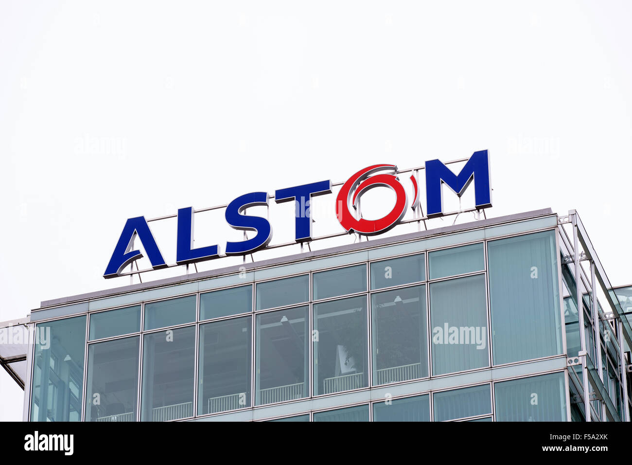 Baden/Schweiz. 31. Oktober 2015. Letzten Tage der Alstom-Logo auf dem Dach der Wärmeleistung Hauptquartier vor der Fusion und Akquisition von General Electric auf 2. November 2015. Bildnachweis: Carsten Reisinger/Alamy Live-Nachrichten Stockfoto
