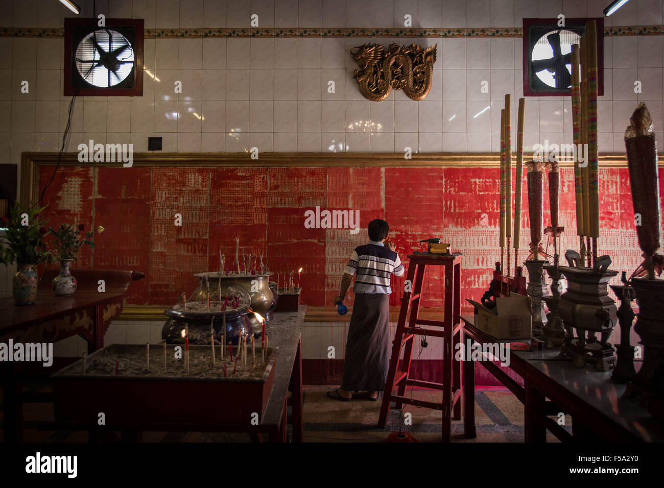 Yangon, Yangon, Maynmar. 31. Oktober 2015. Ein Sino-burmesischen (oder burmesische chinesischen) wiederherzustellen, die die chinesischen Zeichen an der Wand in einem chinesischen Tempel Hokkien gut als '' Kheng Hock Keong Tempel '' Latha Gemeinde kennen, der Chinatown von Yangon, Myanmar am 31. Oktober 2015 birmanischen chinesische sind die kleinsten Auslandschinesen in Südostasien, rund 3 % der Bevölkerung Myanmars 1. Bildnachweis: ZUMA Press, Inc./Alamy Live-Nachrichten Stockfoto