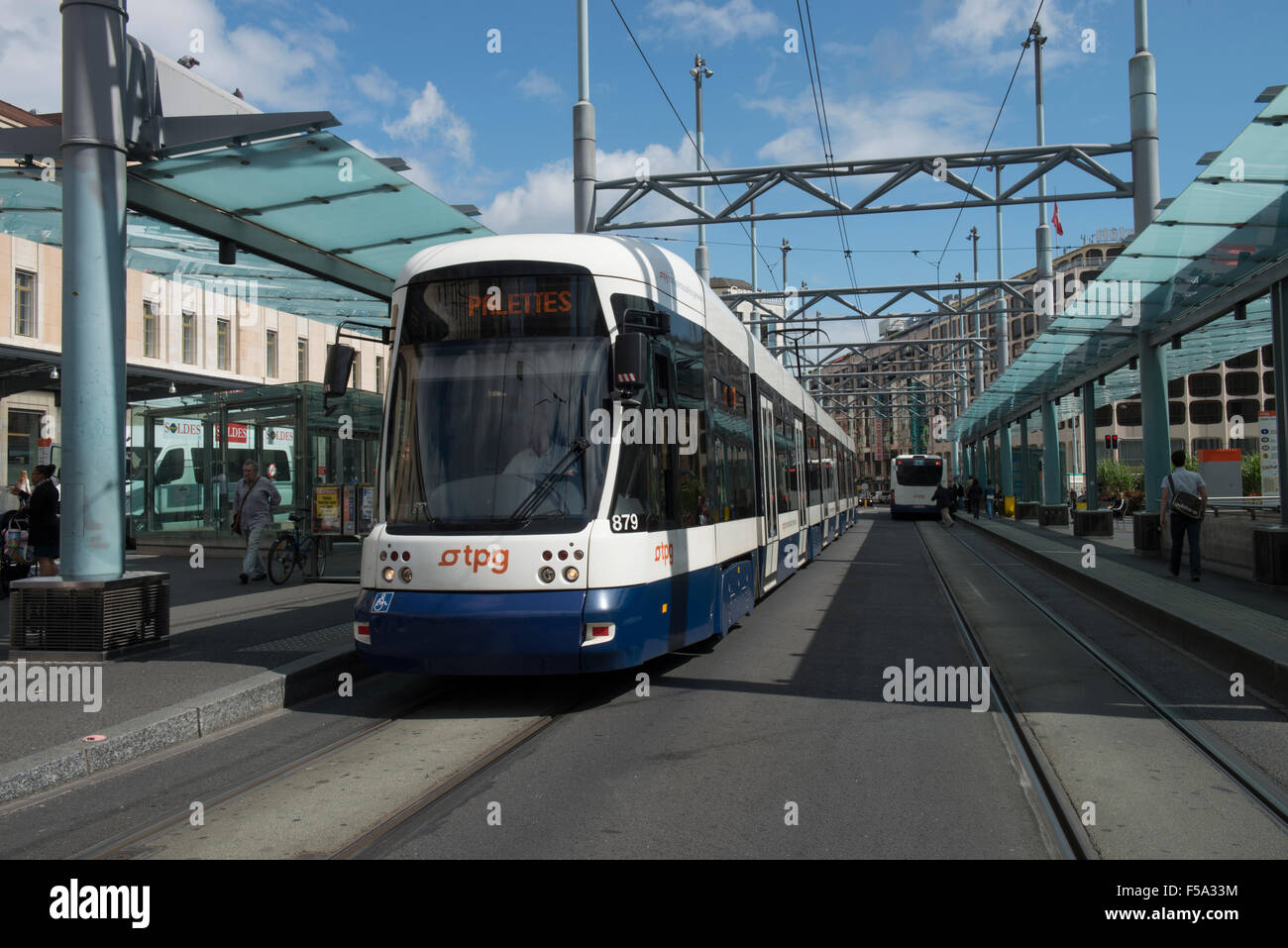 Genf Cityrunner TPG-Tram Nr. 879 -1 Stockfoto