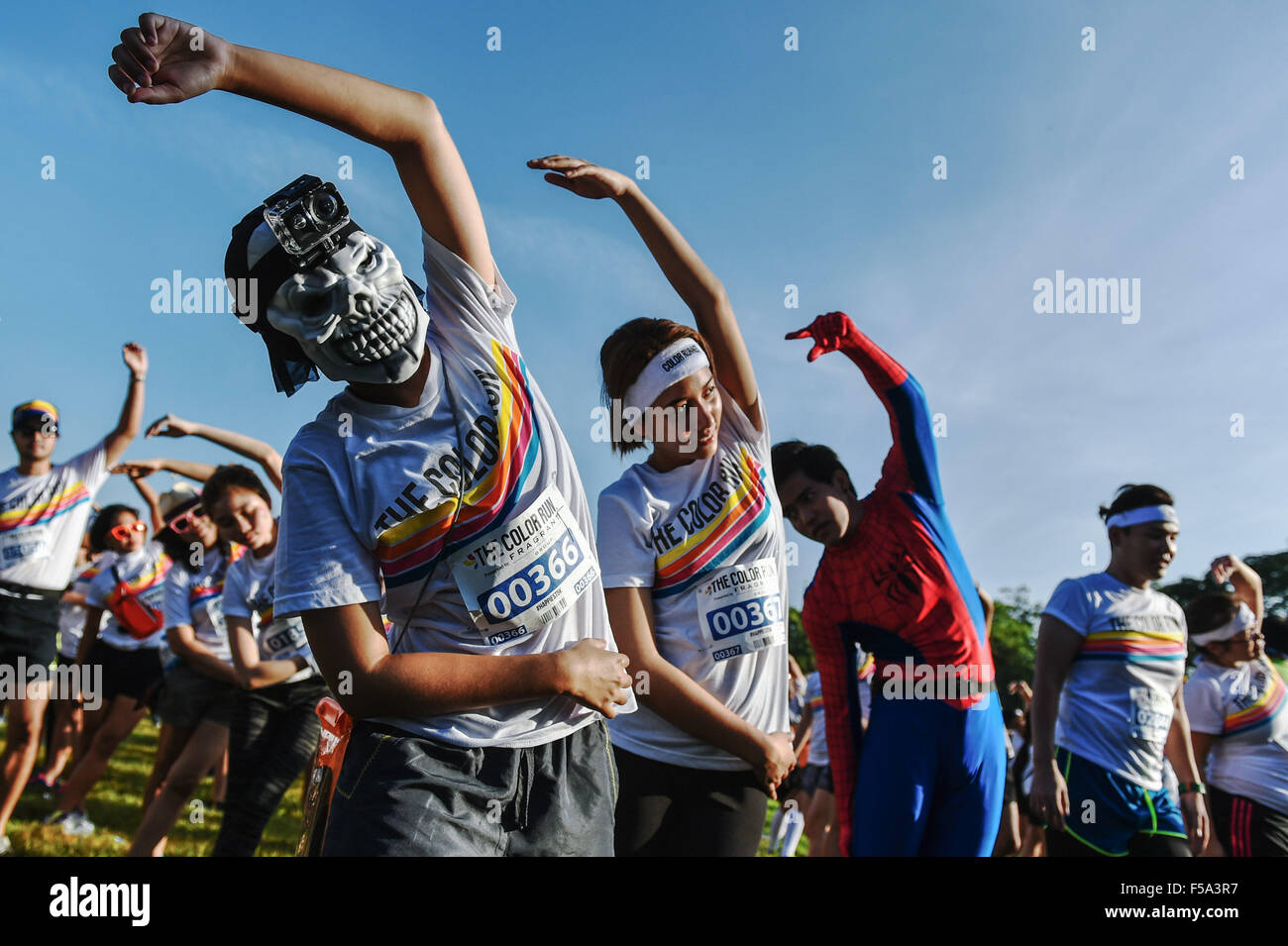 Bangkok, Thailand. 31. Oktober 2015. Teilnehmer der Farbe führen Sie Bangkok machen Aufwärmübungen auf dem Suan Rod Fai-Park in Bangkok, Thailand, am 31. Oktober 2015. Die Color-Run ist ein 5km öffentlichen Farbe-Rennen, die ihren in den USA im Jahr 2011 Ursprung. In einem typischen Color Run Rennen landet Teilnehmer abgedeckt in einer Mischung aus farbigen Pulvern aus Maisstärke hergestellt. Bildnachweis: Li Mangmang/Xinhua/Alamy Live-Nachrichten Stockfoto