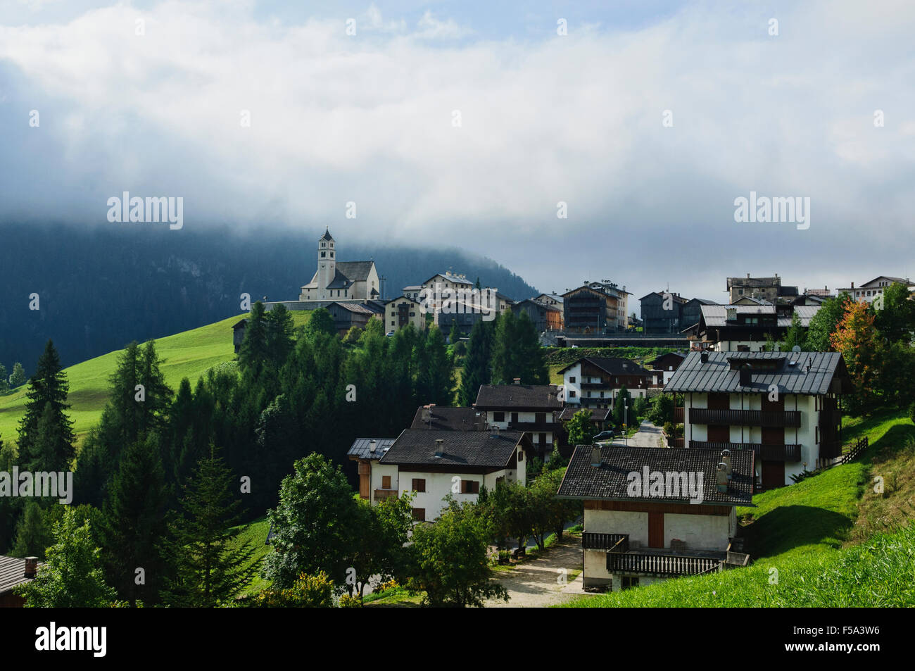 Beautiful village of Colle Santa Lucia in the Dolomites, Italy Stockfoto