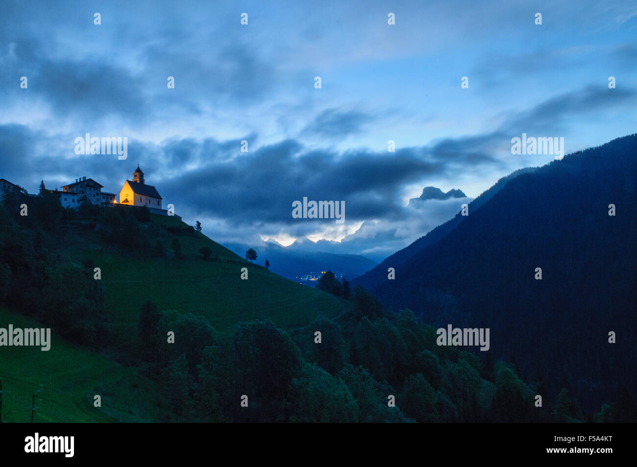 Morgendämmerung in der Kirche von Colle Santa Lucia in den Dolomiten, Italien Stockfoto