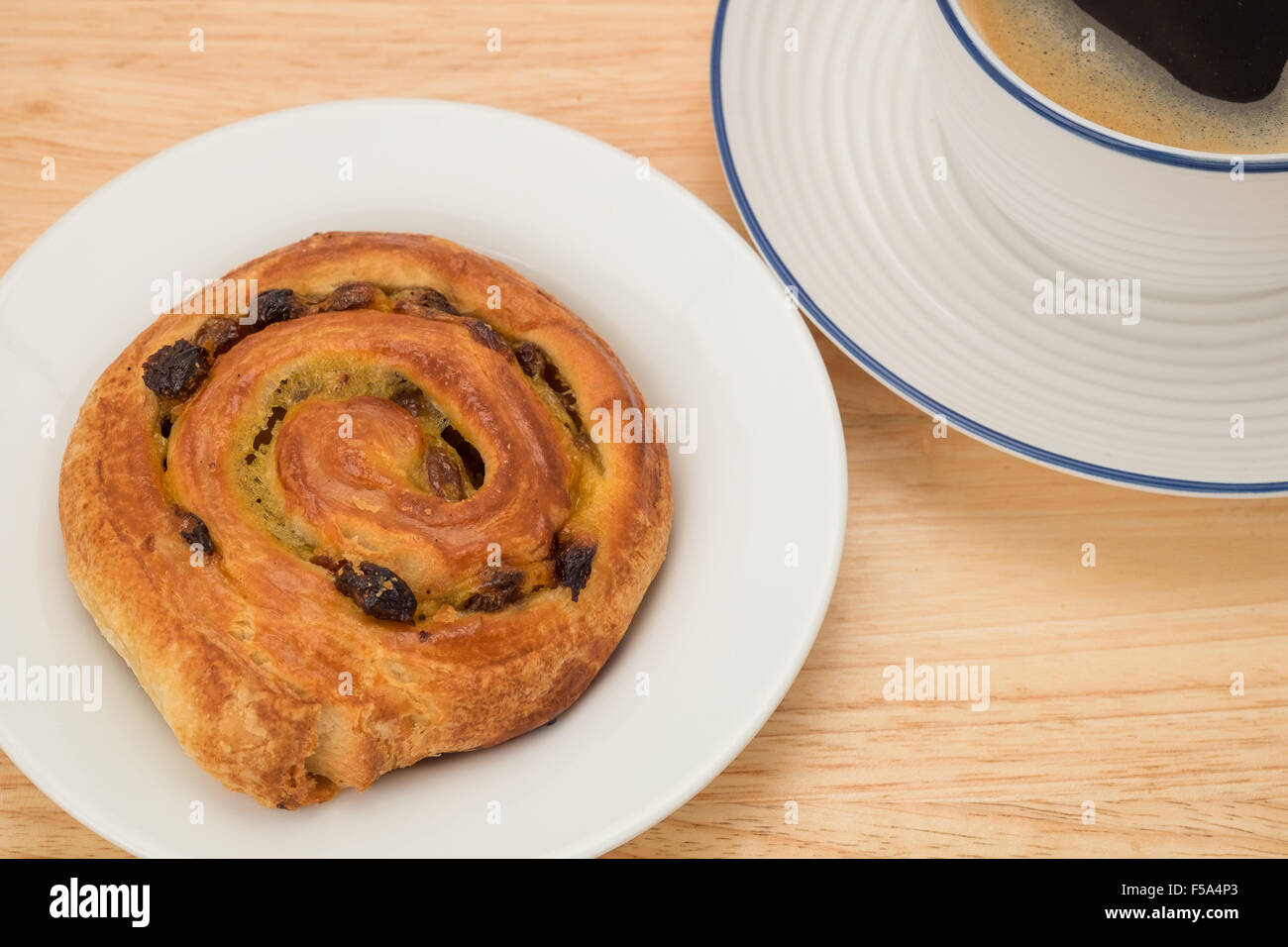 Schmerzen au Rosinen Teig und einem schwarzen Kaffee Frühstück Stockfoto