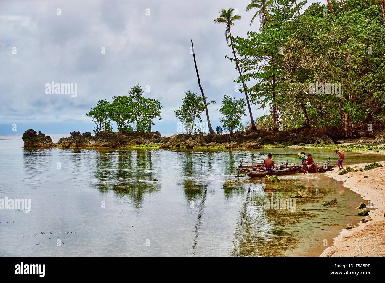 Insulaner mit Kanus am Strand in Insel PNG Stockfoto