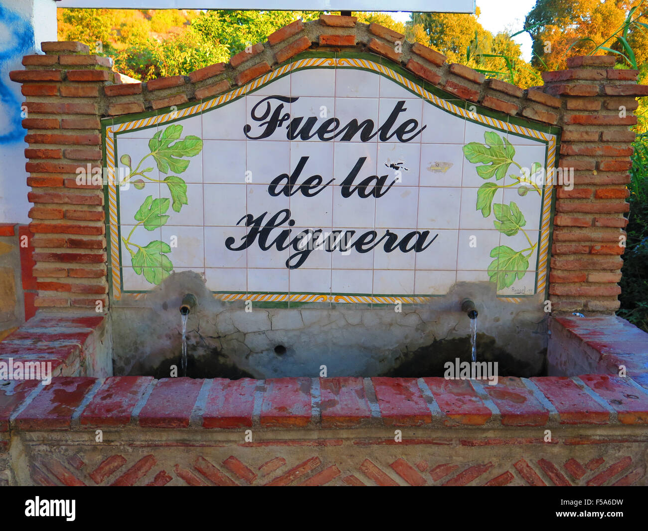 Handbemalte Keramikfliesen mit Namen des lokalen Trinkwasser-Brunnen in der Nähe von Alora, Andalusien Stockfoto