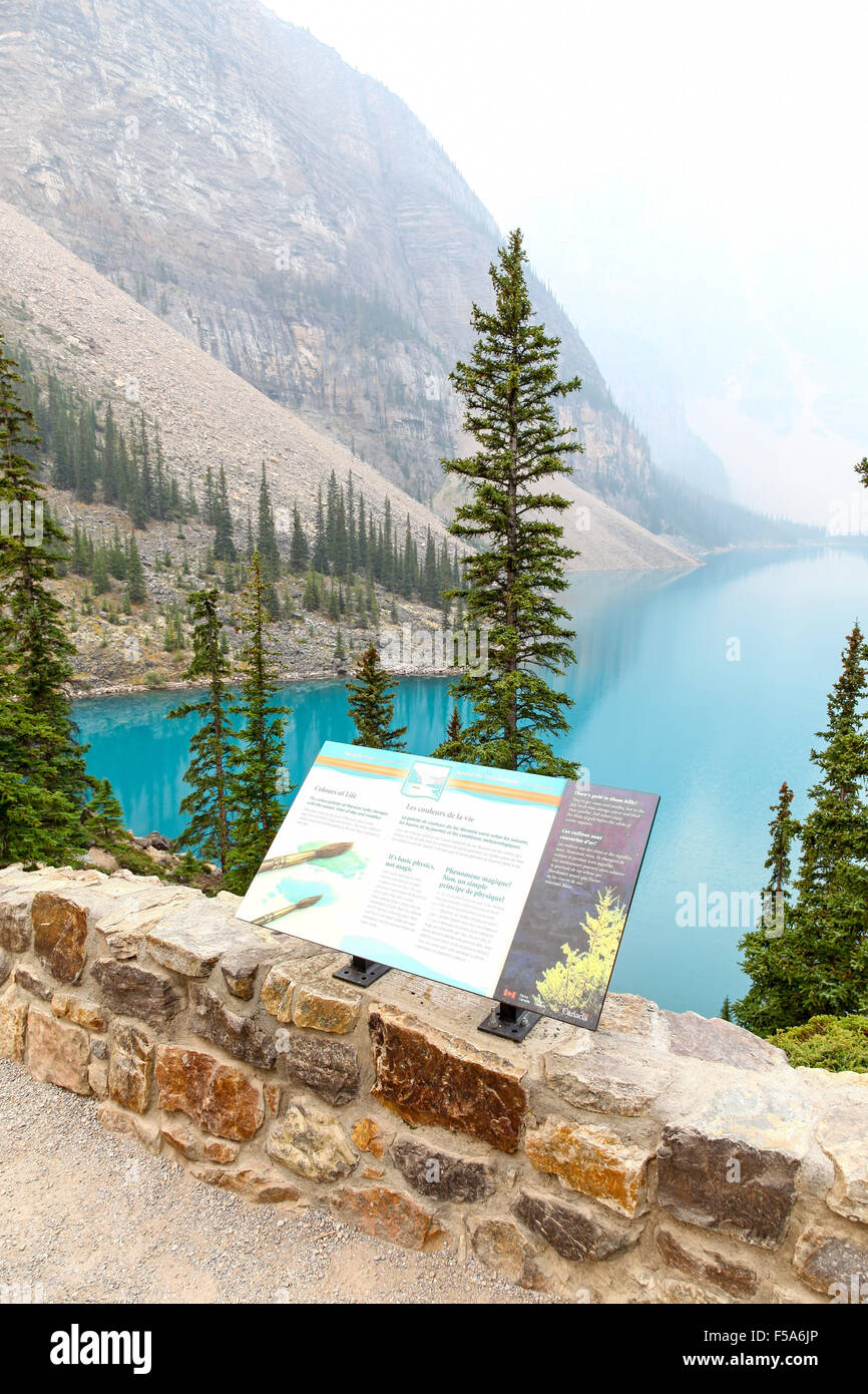 Ein Zeichen oder ein Aushang an den blauen Wassern von Moraine Lake und das Tal der zehn Gipfel Banff Nationalpark Alberta Kanada Stockfoto