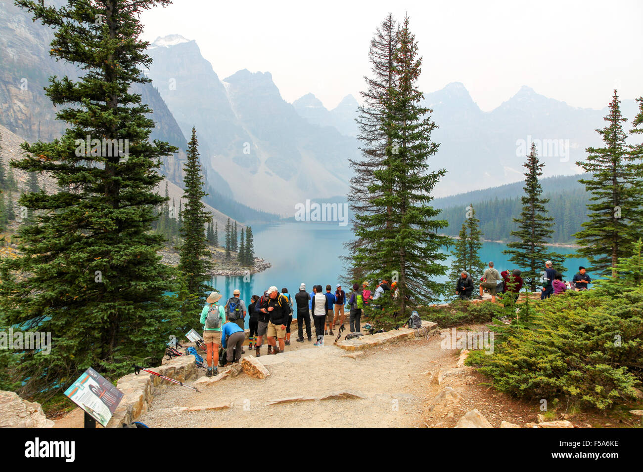 Touristen, die gerne an den blauen Wassern von Moraine Lake aus Rockpile Trail Banff Nationalpark Alberta Kanada Stockfoto
