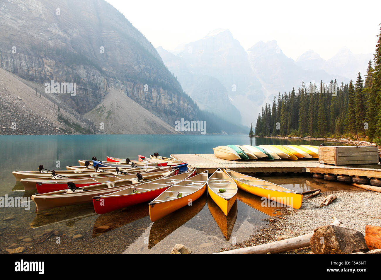 Kanus am Moraine Lake Moraine Lake Lodge Banff Nationalpark Alberta Kanada gehören Stockfoto