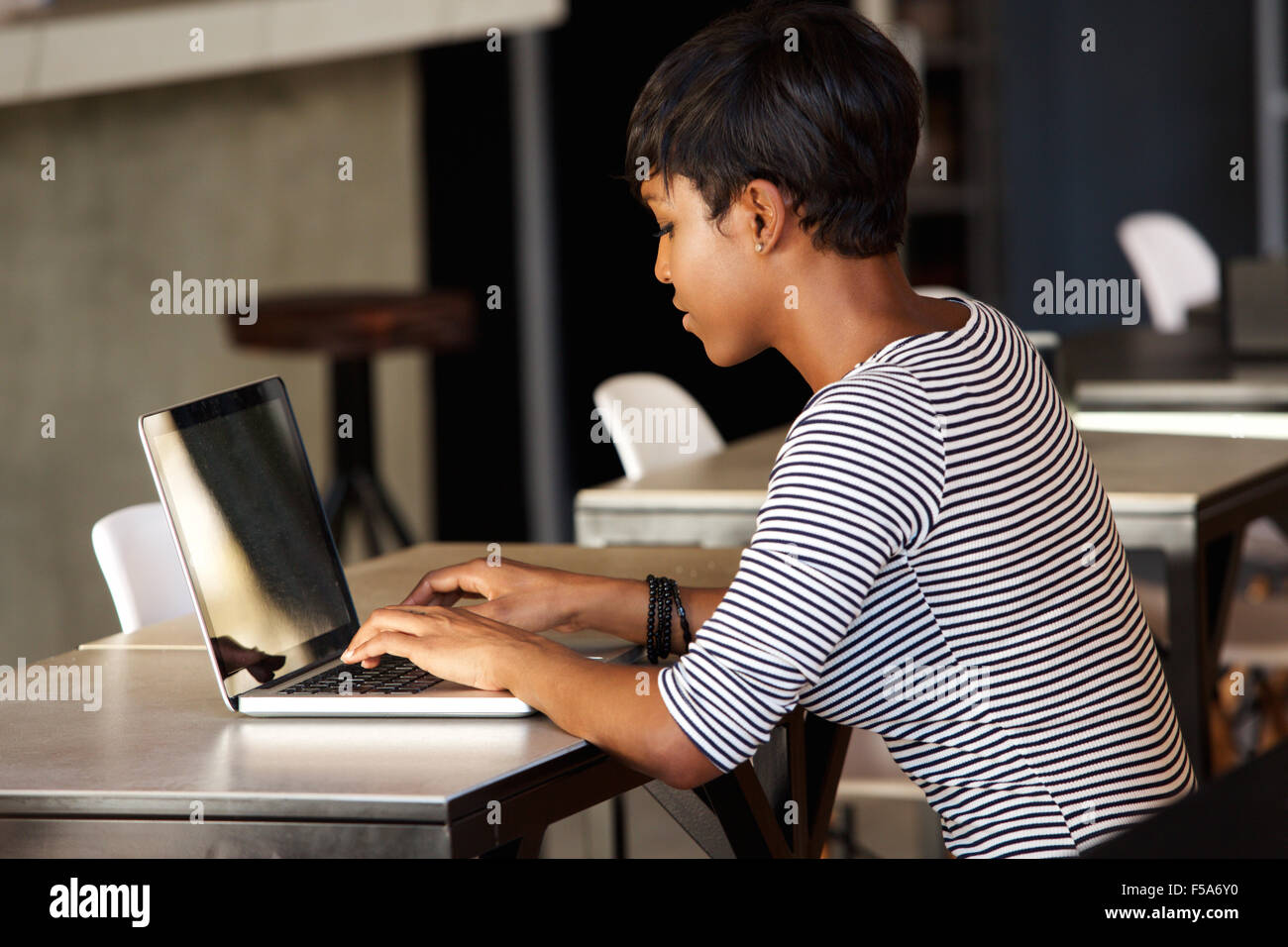 Seite Porträt von einer attraktiven jungen afroamerikanischen Frau mit laptop Stockfoto
