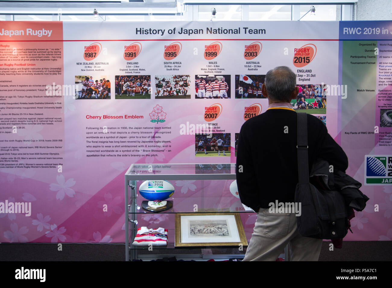 London, UK. 31. Oktober 2015. Rugby-Fans besuchen der Schlusstag der Japan-Pavillon im QEII Conference Centre auch am letzten Tag des Turniers Rugby-Weltmeisterschaft 2015. Japan wird das nächste Turnier im Jahr 2019 und den Olympischen & Paralympics im Jahr 2020 Gastgeber. Bildnachweis: Elsie Kibue/Alamy Live-Nachrichten Stockfoto