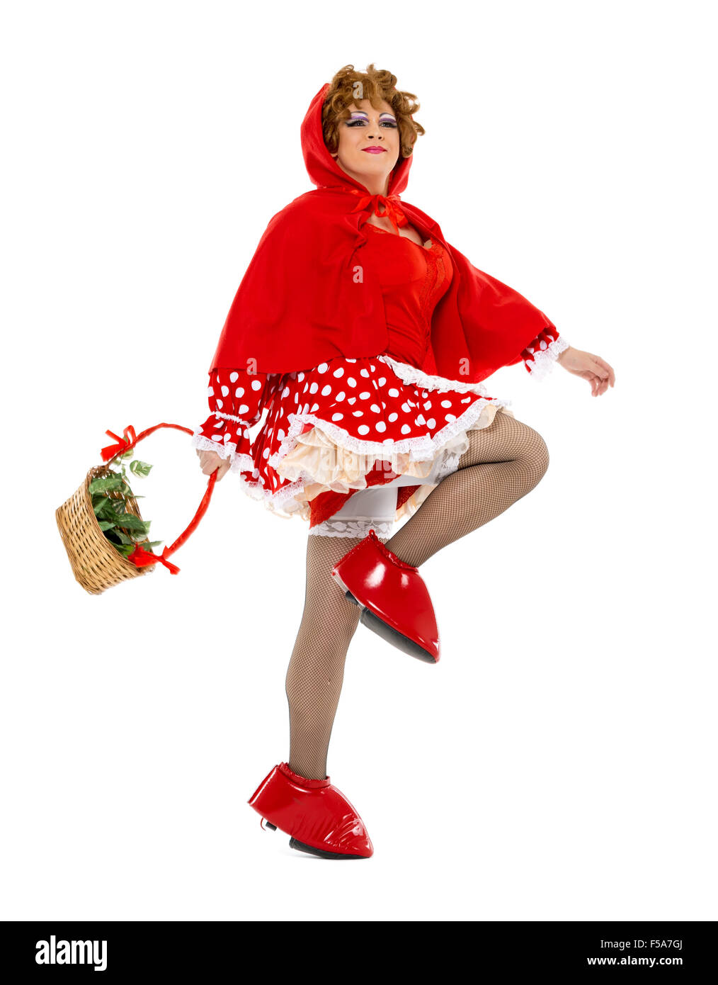 Schauspieler Drag Queen gekleidet wie Little Red Riding Hood auf weißem Hintergrund Stockfoto