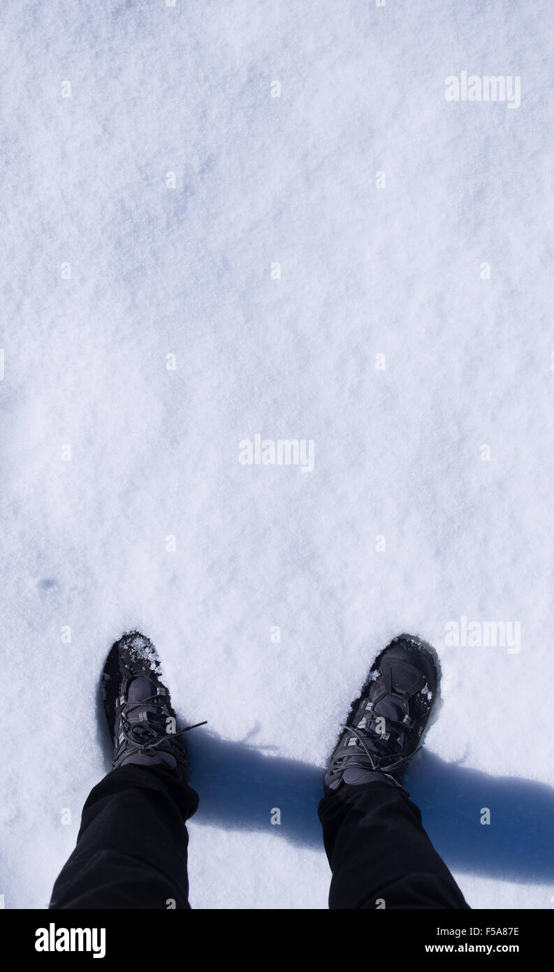 Männer Beine stehen auf Schnee Stockfoto