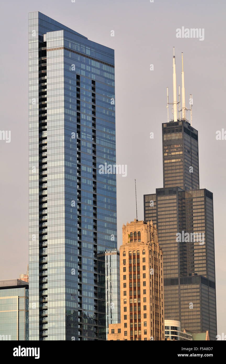 Chicago, einer Stadt, die für ihre Architektur und zu Hause erste Wolkenkratzer der Welt bemerkt, sowohl klassische als auch moderne Beispiele. Chicago, Illinois, USA. Stockfoto