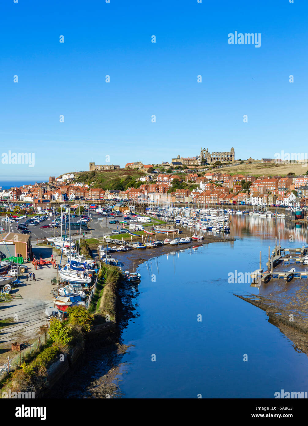 Blick über die Fischerei Hafen von Whitby mit dem Kloster auf dem Hügel, North Yorkshire, England, UK Stockfoto