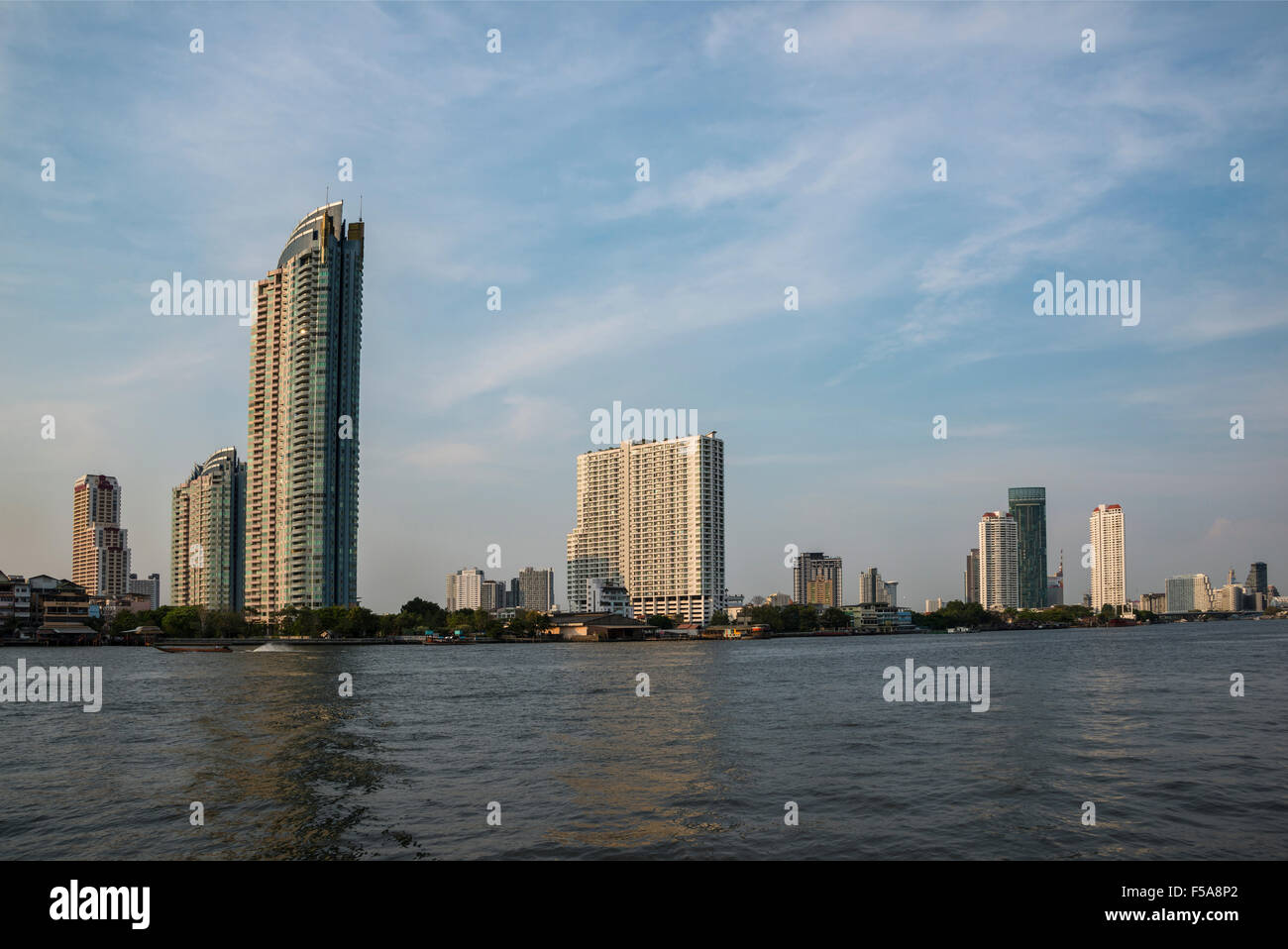 Skyline, Chao Phraya River und Wolkenkratzer, Bangkok, Thailand Stockfoto