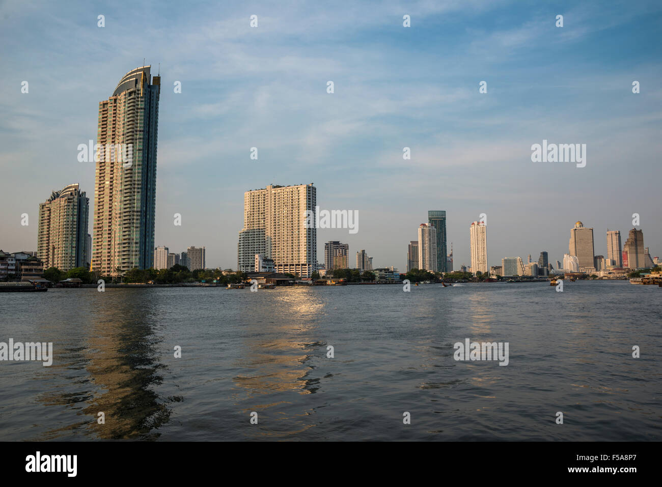 Skyline, Chao Phraya River und Wolkenkratzer, Bangkok, Thailand Stockfoto