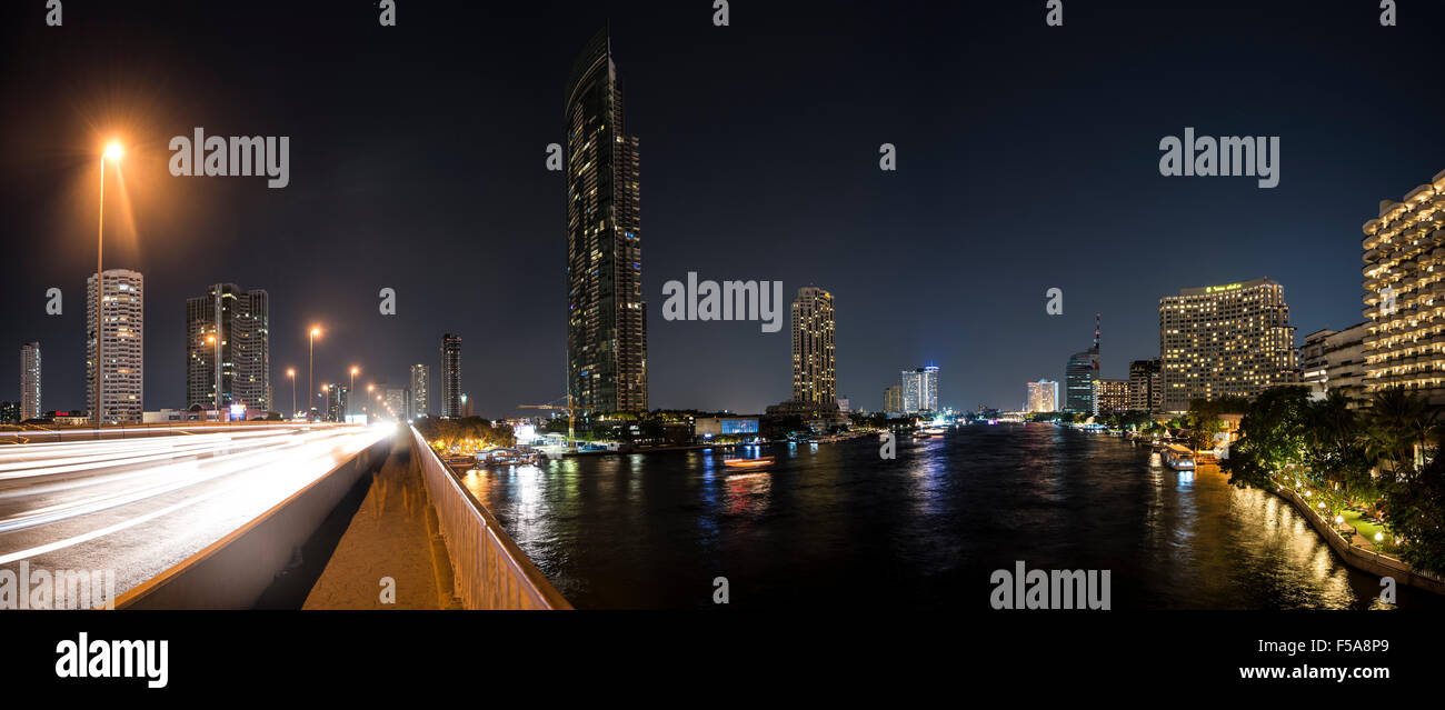 Skyline, Brücke über den Chao Phraya River in der Nacht, Bangkok, Thailand Stockfoto