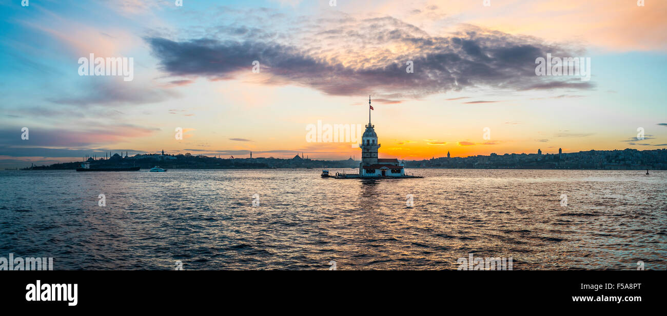 Kız Kulesi, Jungfernturm bei Sonnenuntergang, Insel im Bosporus, Üsküdar, Istanbul Türkei Stockfoto