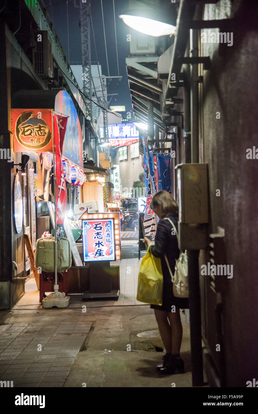 Straßenszene in Shimbashi Station, Minato-Ku, Tokyo, Japan Stockfoto