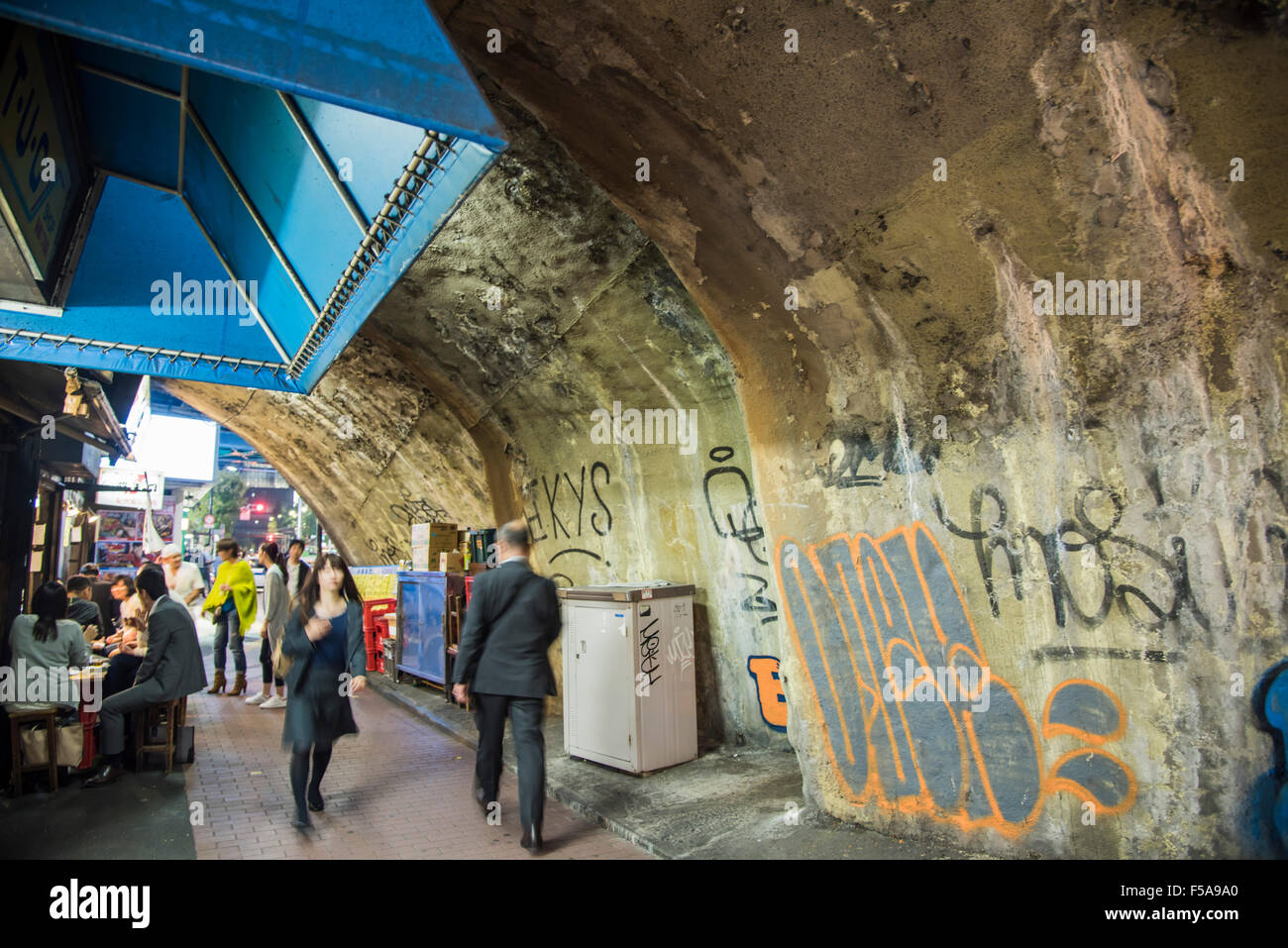 Straßenszene in Shimbashi Station, Minato-Ku, Tokyo, Japan Stockfoto