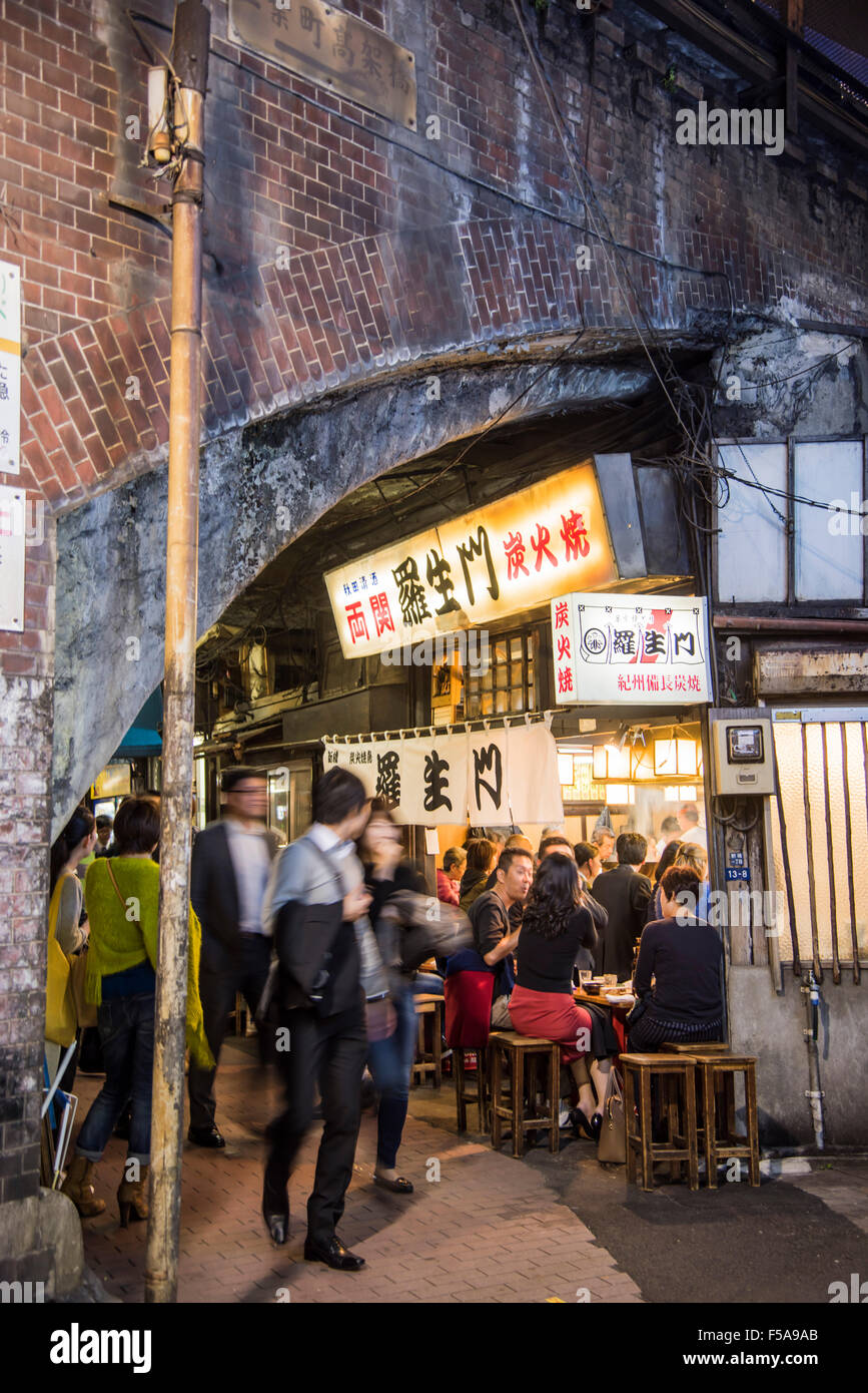 Straßenszene in Shimbashi Station, Minato-Ku, Tokyo, Japan Stockfoto