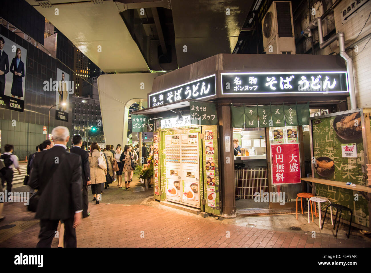 Straßenszene in Shimbashi Station, Minato-Ku, Tokyo, Japan Stockfoto