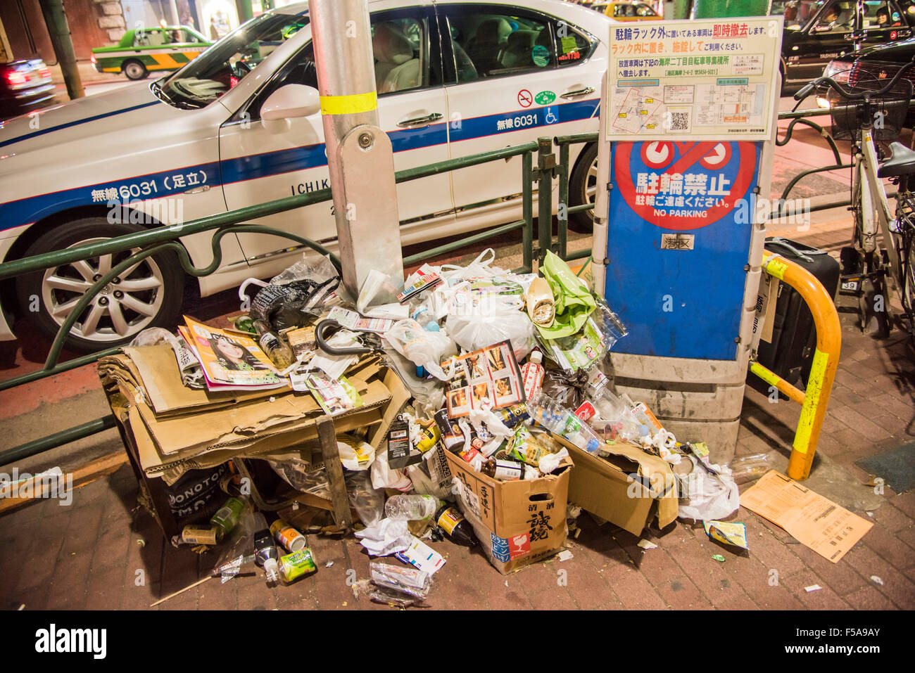 Straßenszene in Shimbashi Station, Minato-Ku, Tokyo, Japan Stockfoto