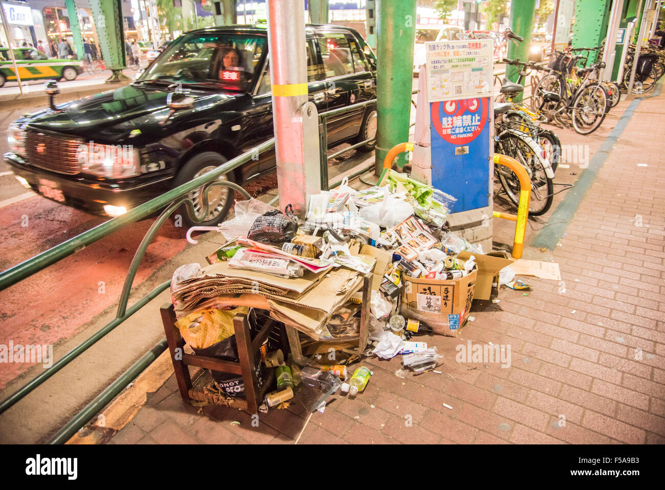 Straßenszene in Shimbashi Station, Minato-Ku, Tokyo, Japan Stockfoto