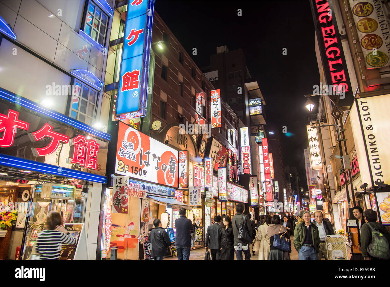 Straßenszene in der Nähe von Shimbashi Station, Minato-Ku, Tokyo, Japan Stockfoto