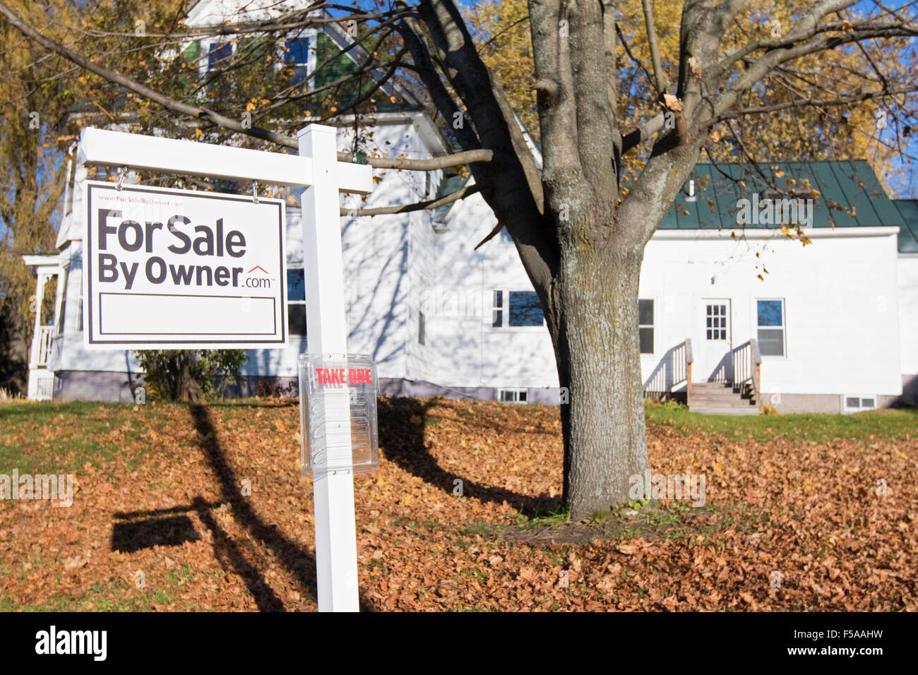Haus zu verkaufen mit Immobilien Schild vorne Hof. Verkauf von privat. Stockfoto