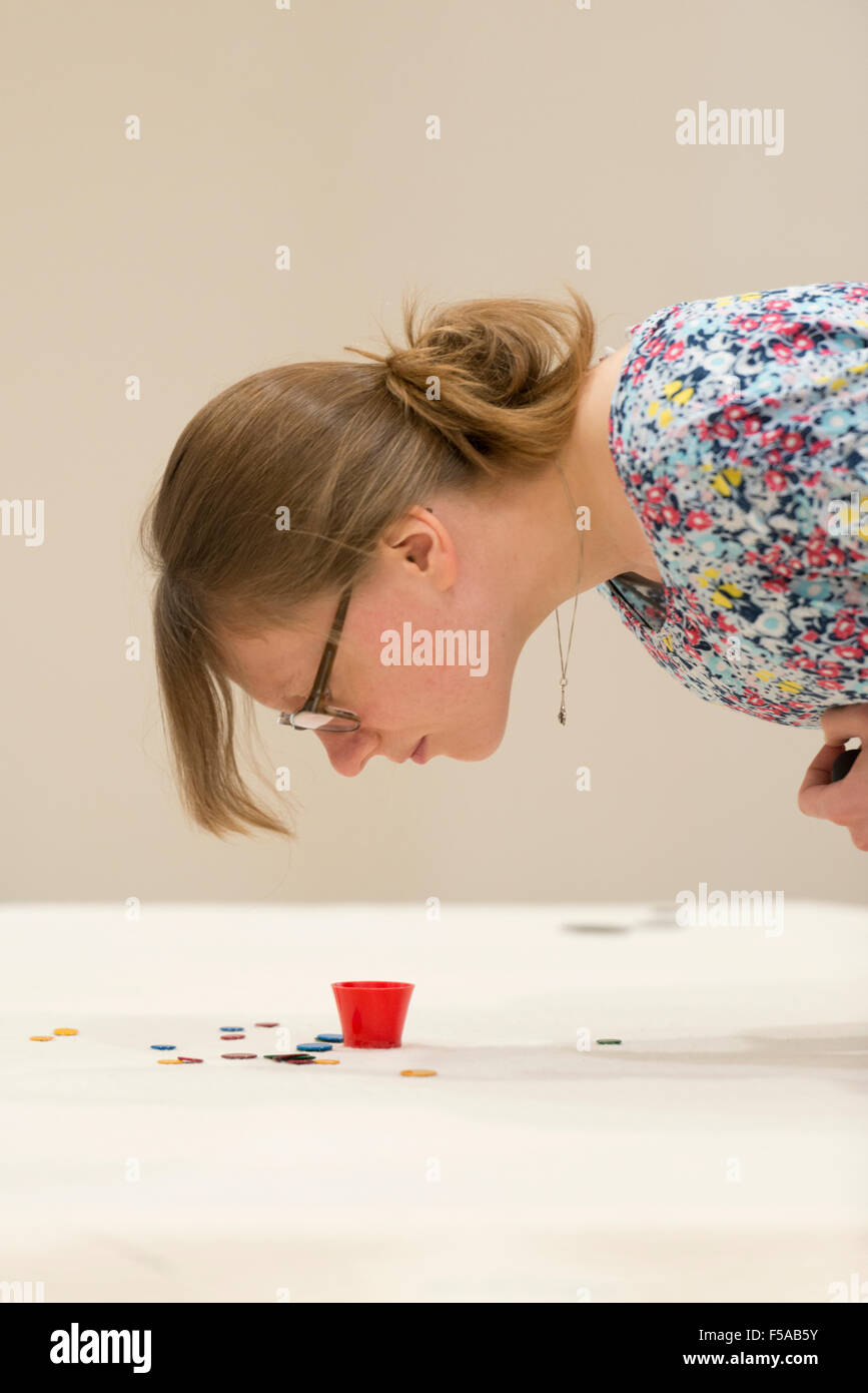 Cambridge, UK. 31. Oktober 2015. Sarah Knight hält ihren nächsten Zug. Die englischen Seilhüpf Landesmeisterschaften Paare sind am Selwyn College Cambridge UK statt. Alles andere als ein Kinderspiel, beinhaltet der Wettbewerb eine Mischung aus Strategie und Geschicklichkeit, um die "Zwinkern" mit einem "Squidger" in einen Topf zu treiben oder Gegner "Zwinkern" bedecken. Die Geburt des modernen Spiels kann zu einer Gruppe von Studenten der Cambridge (UK) im Jahre 1955 zurückverfolgt werden. Bildnachweis: Julian Eales / Alamy Live News Stockfoto