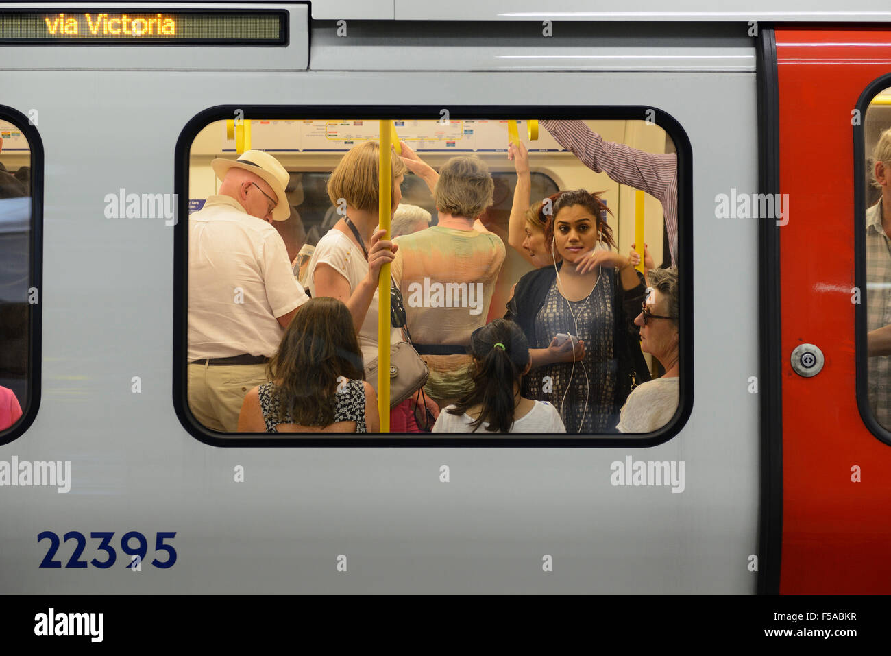 Überfüllten U-Bahn Zug Wagen auf der Londoner U-Bahn, London, UK. Stockfoto