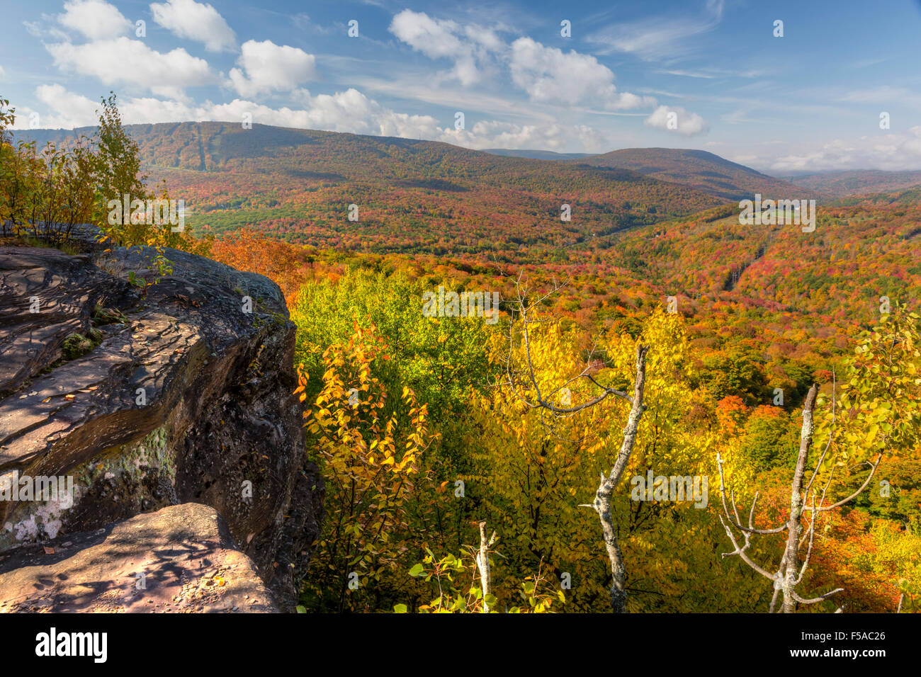 Peak Herbstfarben auf Belleayre Berg und Tal gesehen von einem Felsvorsprung auf Monka Hügel in den Catskills Mountains, New York Stockfoto