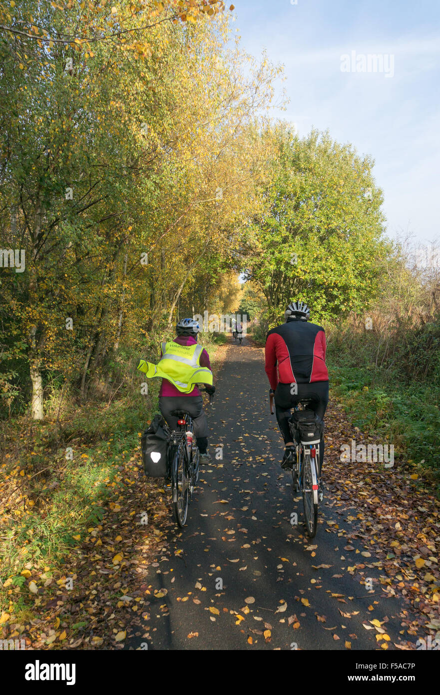 Washington, UK. 31. Oktober 2015. Radfahrer auf einer National Cycle Network 20 Jahre Jubiläum Fahrt entlang der C2C-Route von Beamish nach Washington, NE England, genießen Sie Herbst Sonne und Laub Farbe. Bildnachweis: Washington Imaging/Alamy Live-Nachrichten Stockfoto