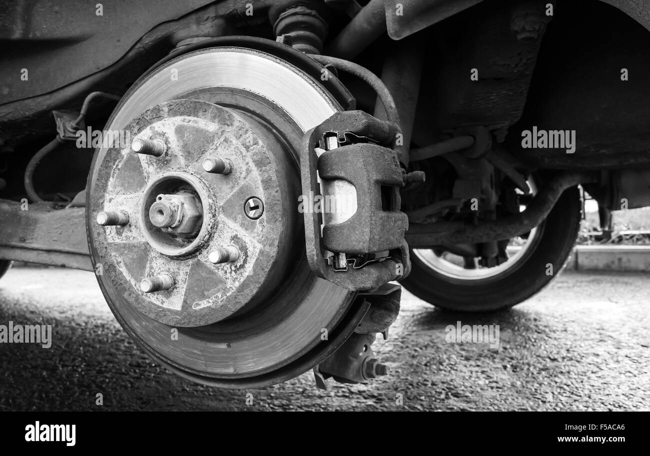 Rad an einem Fahrzeug, close-up schwarz-weiß Foto der Rotorscheibe mit Bremse ersetzen Stockfoto