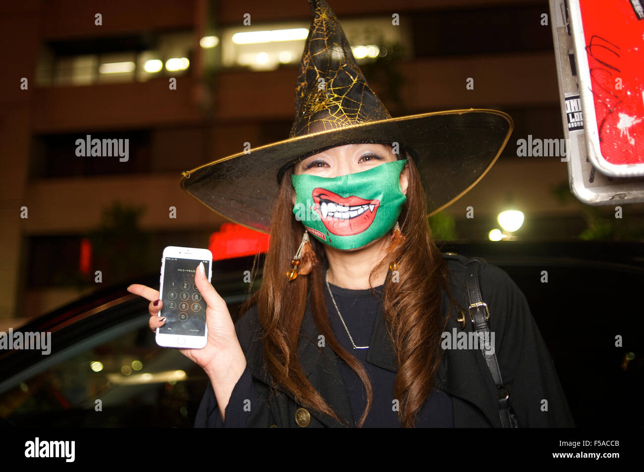 Tokyo Japan. 31. Oktober 2015. Eine Frau gekleidet wie eine Hexe gesellt sich die große Masse der kostümierten Halloween Nachtschwärmer bei der Halloween-Parade in der Shibuya Bezirk von Tokio statt. Bildnachweis: Peter Blake/Alamy Live-Nachrichten Stockfoto