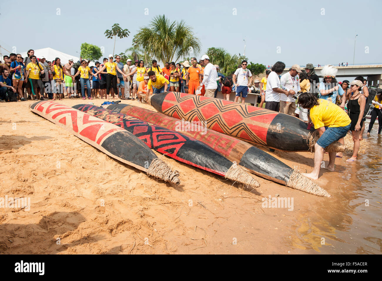 Bunt bemalte Kanus mit traditionellen Tribals am Strand vor dem Kanu Event bei den internationalen indigenen spielen in Brasilien liegen. 30. Oktober 2015 Stockfoto