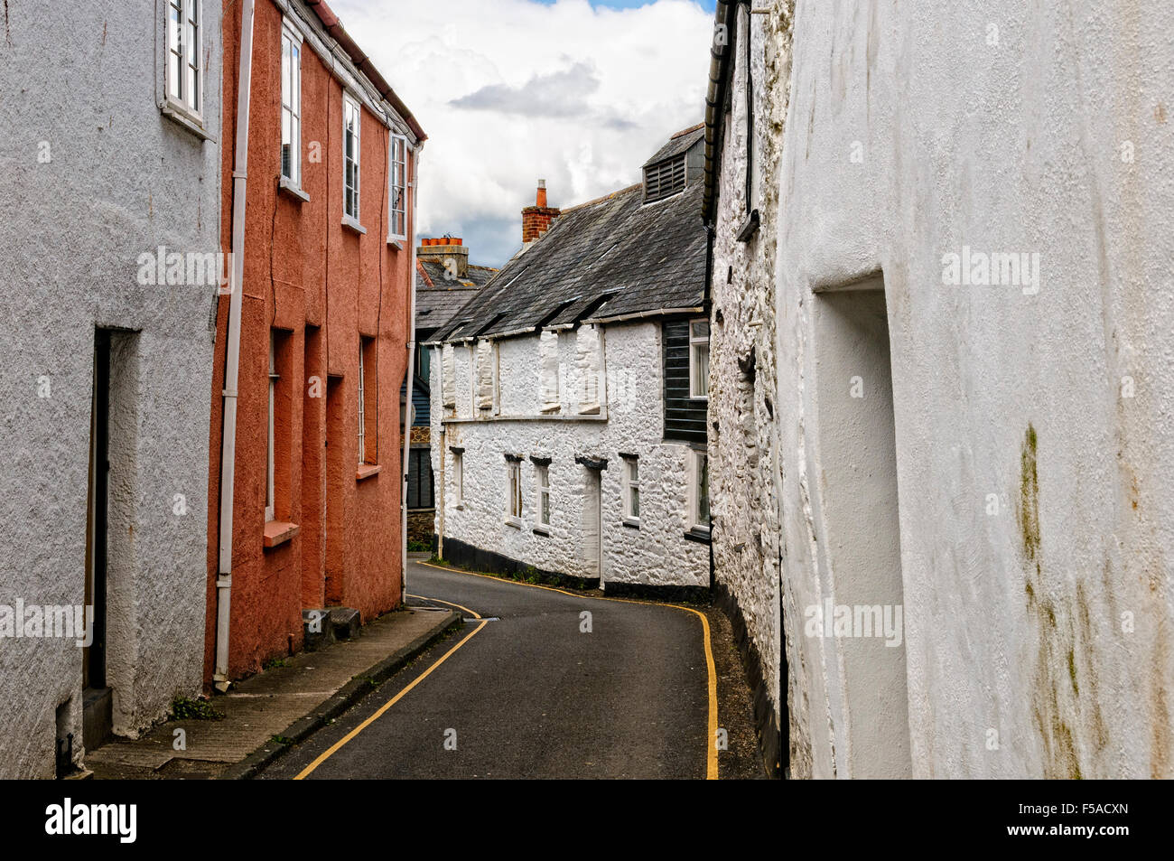 Pastell farbigen terrassenförmig angelegten Bungalows stehen auf beiden Seiten der Gasse in der historischen Marktstadt von Totnes Stockfoto