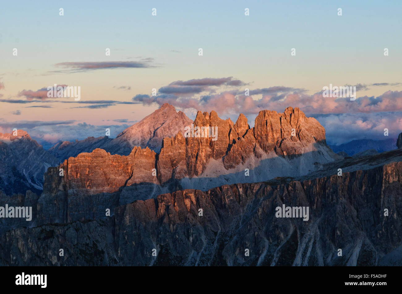 Goldener Sonnenuntergang entnommen die Nuvolau Hütte oberhalb Passo Falzarego, Italien Stockfoto