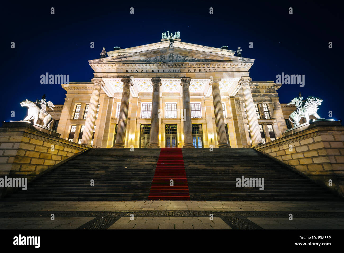 Das Konzerthaus Berlin in der Nacht, am Gendarmenmarkt in Berlin, Deutschland. Stockfoto