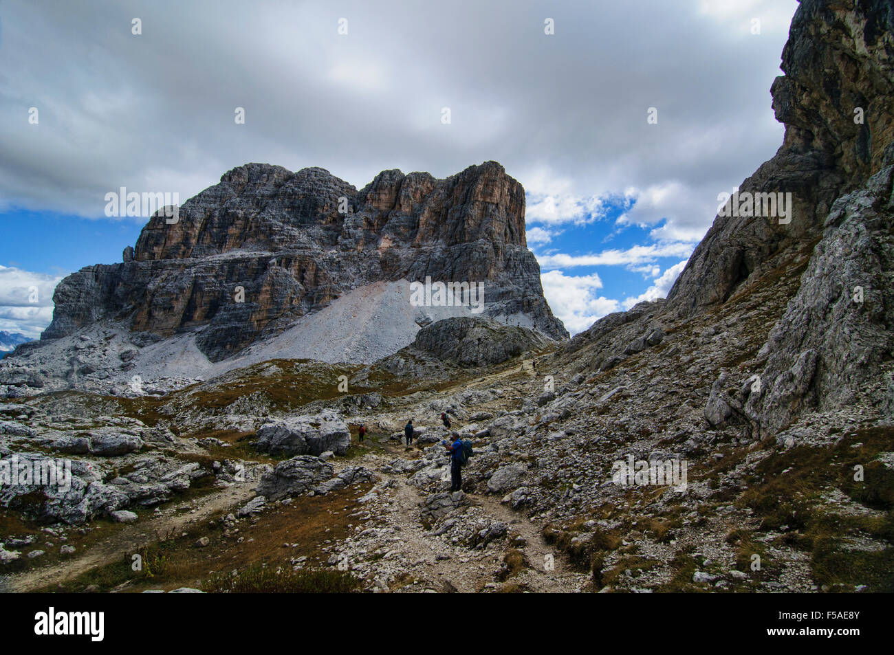 Trekker an den Cinque Torri di Averau aus Nuvolau, Dolomiten, Belluno, Italien Stockfoto