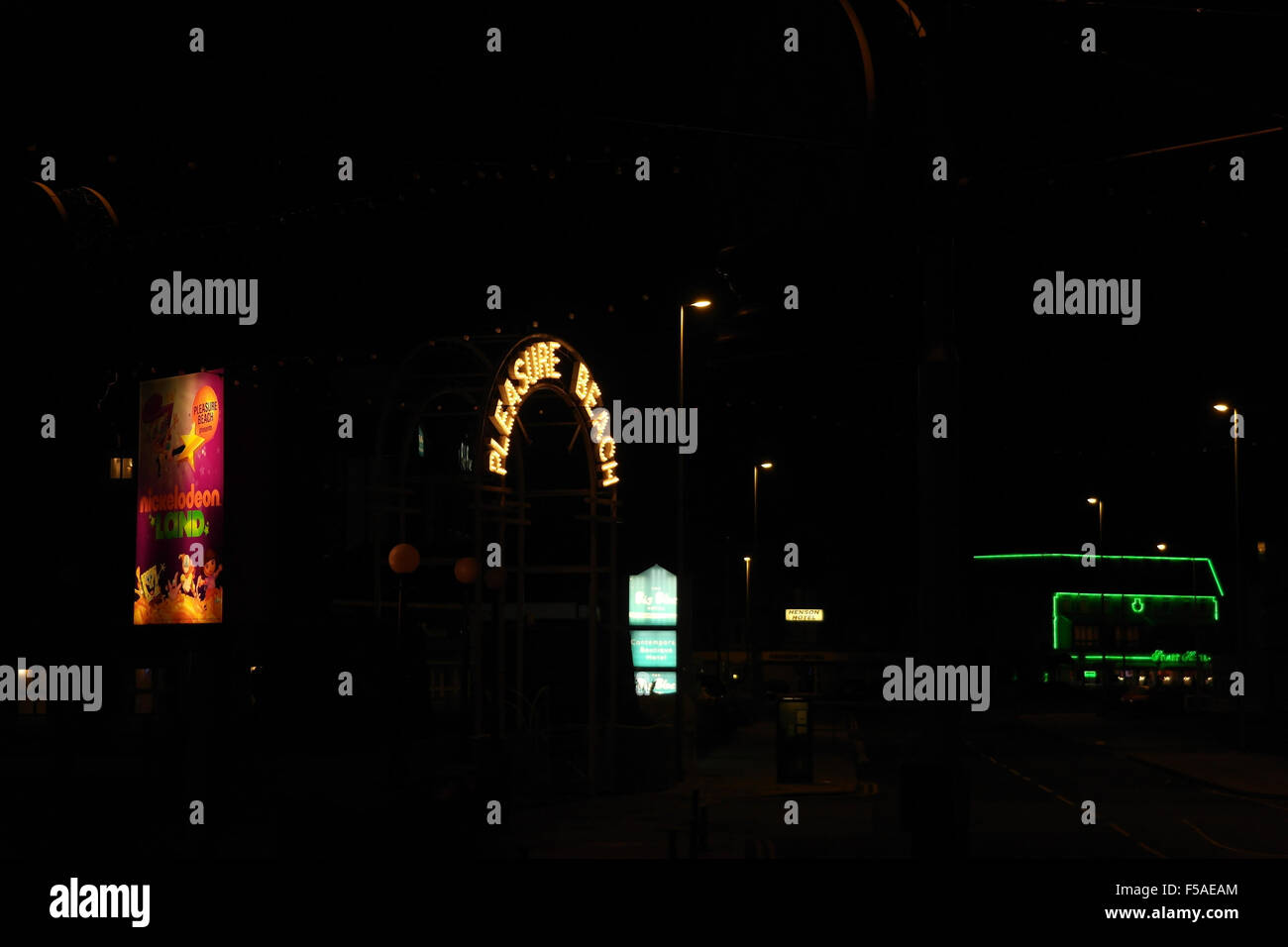 Nacht Ansicht elektrisches Licht Pleasure Beach, grüne Eingangsfassade Stuart Hotel, Clifton Antrieb an New South Promenade, Blackpool Stockfoto